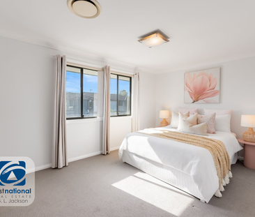 Stylish & Convenient Townhouse Living - Photo 5
