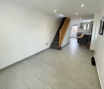 2A Mayfield Close, Addlestone, Surrey, KT15 - Photo 2