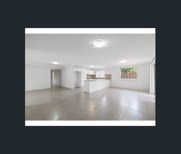 Large 4 Bed Family Home - Photo 3