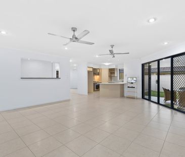 SPACIOUS FAMILY HOME WITH A POOL | MULTIPLE LIVING AREAS | CONVENIE... - Photo 2