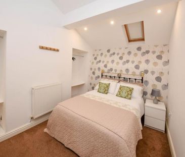 2 bedroom mews to rent - Photo 2