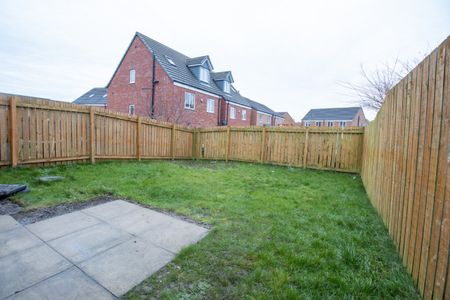 Lovely 3 Bedroom Detached Family Home with Integrated Garage to let in Leeds - Photo 4