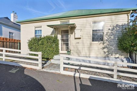 Spacious 2 Bedroom Home with Off Street Parking - Photo 5
