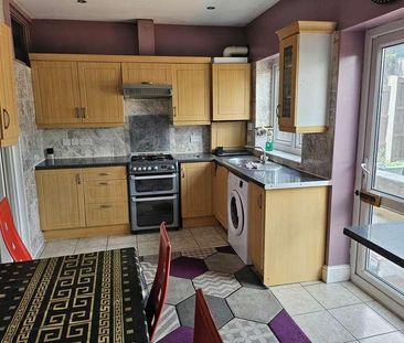 Eastern Avenue, Ilford, IG2 - Photo 3