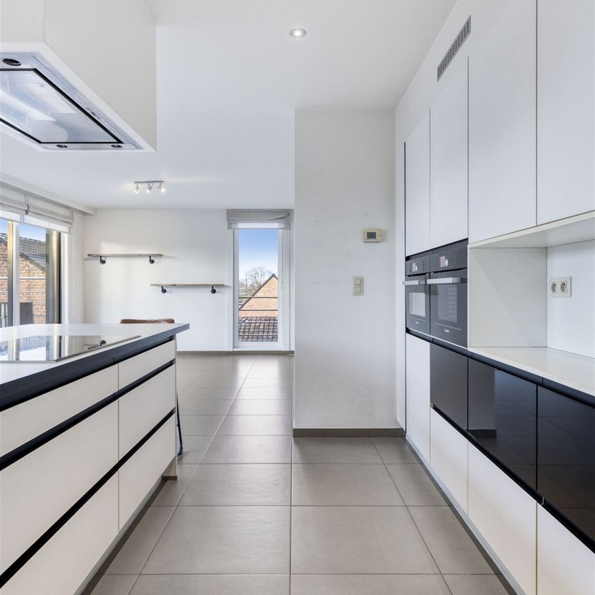 Appartement met twee slaapkamers en ruim terras - Photo 1