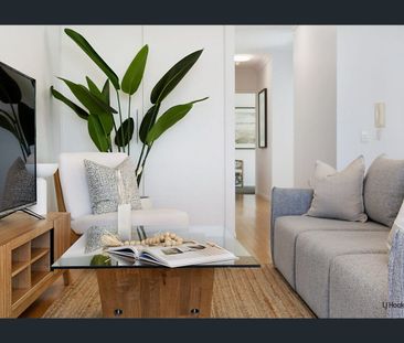 Contemporary Three Bedroom Apartment with Sea Views - Photo 1