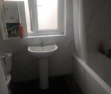 Bedsit, Selby Road, E13 - Photo 2