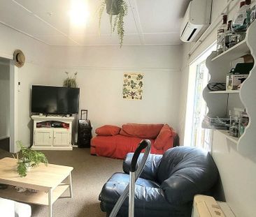 Fully Renovated 5BRM - Stone's Throw from the Uni! - Photo 4