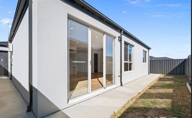 GREAT FAMILY HOME WITH DUCTED HEATING AND COOLING - Photo 1