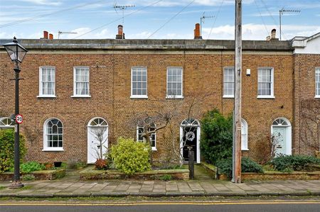 A beautifully presented Georgian terraced house with period features in the heart of Windsor town and moments from the Long Walk. - Photo 4