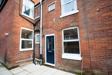 3 Bed Semi-Detached House, Hill Lane, SO15 - Photo 5