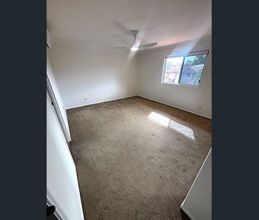 Freshly Renovated Townhouse - Photo 2