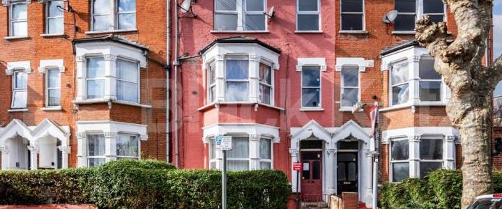 3 Bedroom, 1 bath, 1 reception Maisonette - Photo 1
