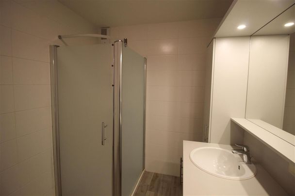 Een appartement op de benedenverdieping met 2 slaapkamers, ruim terras en carport. - Photo 1