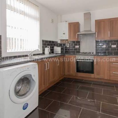 4 bedroom property to rent in Salford - Photo 1