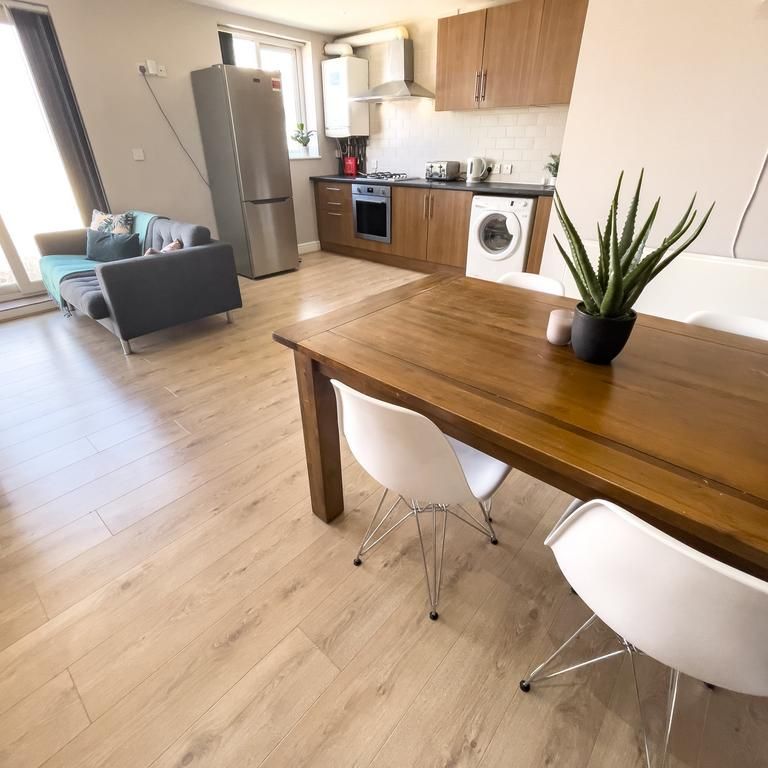 5 bedroom flat to rent - Photo 1