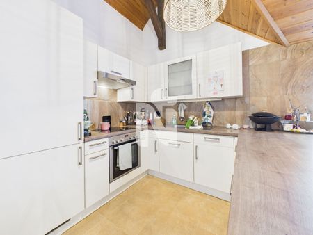 Charming 2,5-Zimmer-Maisonette mit Terrasse, Ausblick und Naturfels - Photo 2