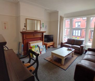 6 Bed - 21 Manor Terrace, Headingley, Leeds - LS6 1BU - Student - Photo 3