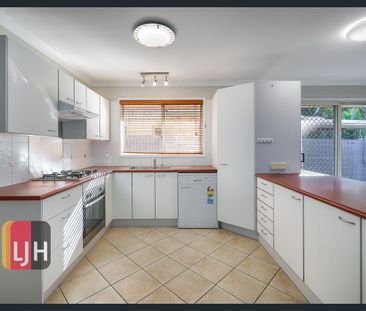 GREAT AIR CONDITIONED FOUR BEDROOM LOW SET HOME! - Photo 4