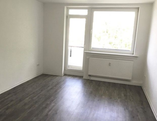 Schicke und großzügige 3,5-Zimmer-Wohnung mit Einbauküche und 2 Balkone - Foto 1