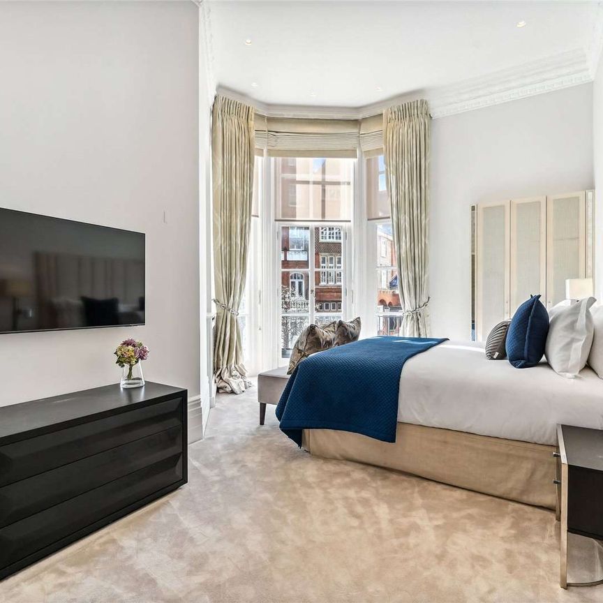 Interior designed two bedroom apartment with over 4m high ceilings and beautiful period features located in a prime Knightsbridge location. - Photo 1