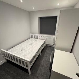 Room in a Shared House, Middle Street, SO14 - Photo 2