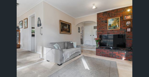 Elevated Family Home in a Prime Glen Waverley Location - Photo 1