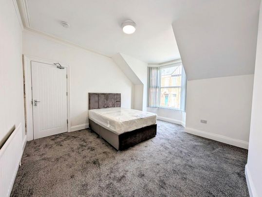4 bedroom house of multiple occupation to rent - Photo 1