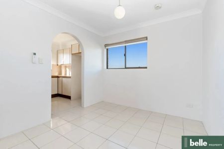 SPACIOUS APARTMENT IN A PRIME INNER-CITY LOCATION - Photo 2