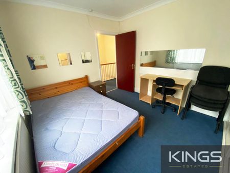 5 bedroom semi-detached house to rent - Photo 4