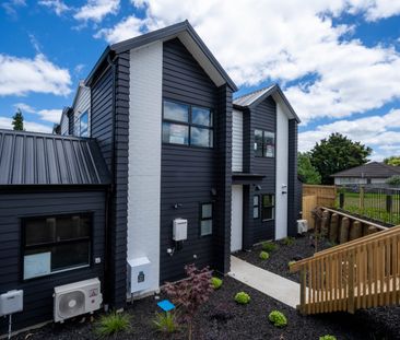 Fully furnished, self contained studio room! - Photo 5