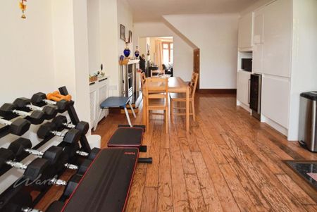 4 bedroom semi-detached house to rent - Photo 4