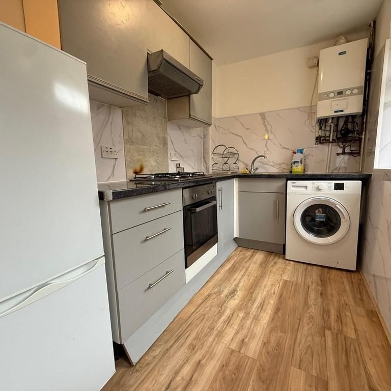 2 bedroom end of terrace house to rent - Photo 1