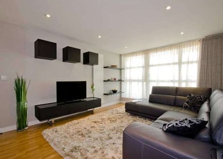 A stunning two bedroom apartment in central Putney. - Photo 2