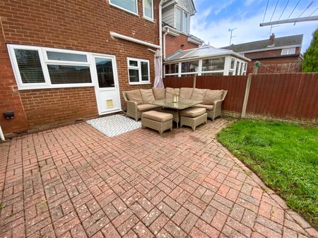 Shipton Drive, Uttoxeter ST14 7NJ - Photo 2