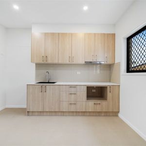 Lovely low-set unit, one bedroom with two living spaces - Photo 3