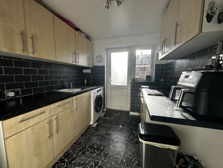 Eastleigh Drive. Mansfield Woodhouse, Mansfield, NG19 - Photo 2