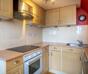 2 bedroom maisonette to rent - Photo 2