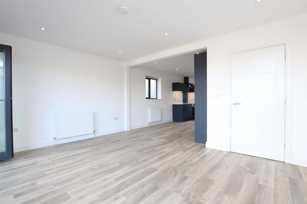 4 bedroom semi-detached house to rent - Photo 1