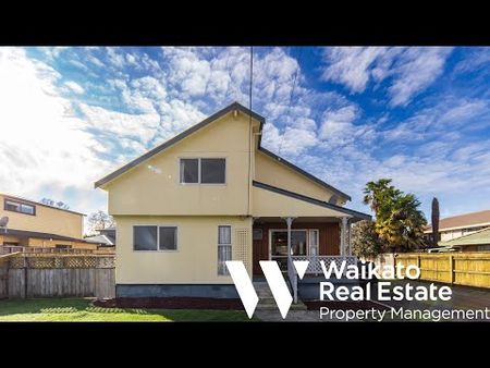 Spacious Family Home in a Prime Location - Photo 2