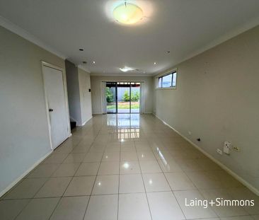 Free standing 4 bedroom townhouse close to everyday amenities - Photo 2