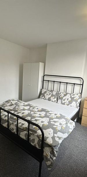 4 bedroom house of multiple occupation to rent - Photo 2