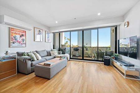 Bright and Spacious Elsternwick Apartment with Solar Power & Battery System - Photo 2