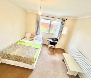 Room in a Shared House, Ivy Road, E16 - Photo 4