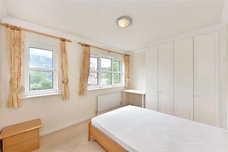 3 bedroom house in London - Photo 2