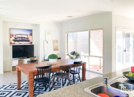 3 Healesville Loop, Craigieburn VIC 3064 - Photo 4