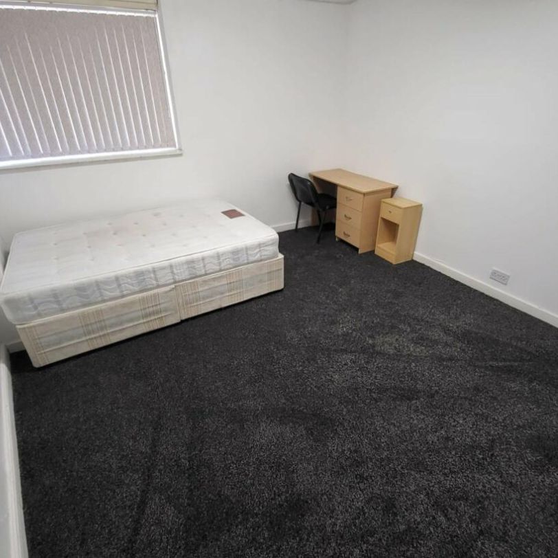 Ebberston Terrace, Hyde Park, LS6 - Photo 1