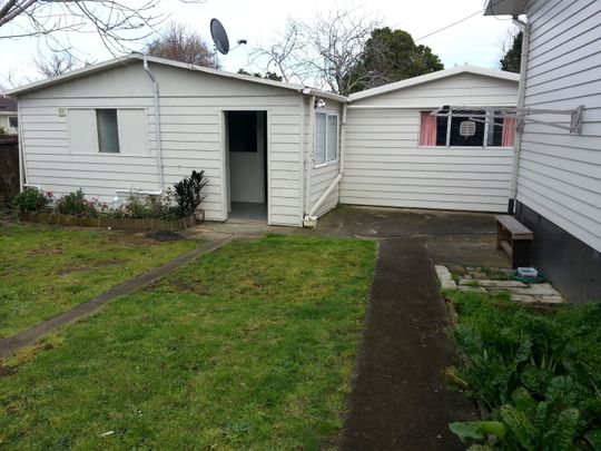 Manurewa - 2 bedroom Flat - Single Garage + 1 Off Street Park - Photo 1