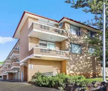3 Bedroom apartment with Lock up Garage- 6 month lease - Photo 1