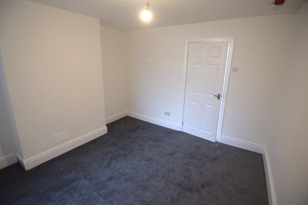 To Let 1 Bed Flat - Photo 1